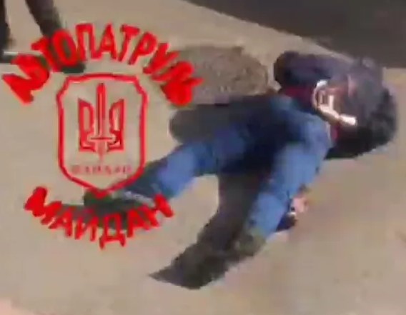 В Киеве мужчина размахивал ножом в отделении банка (ФОТО)