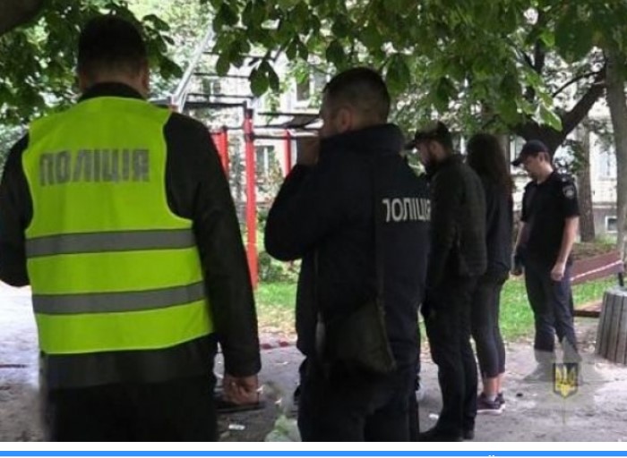 В Киеве мужчина убил женщину на детской площадке (ФОТО)