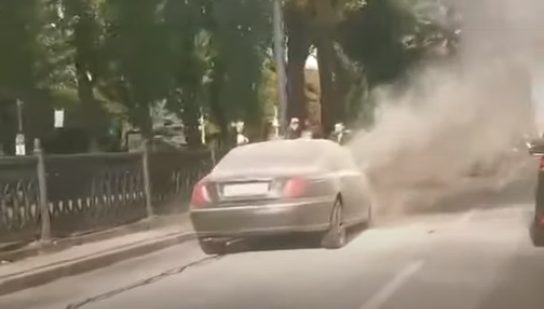 В центре Киева на ходу вспыхнуло элитное авто (ВИДЕО)