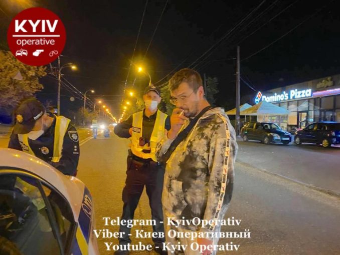 На Нивках в Киеве пьяный водитель Volkswagen врезался в мопед (ФОТО)