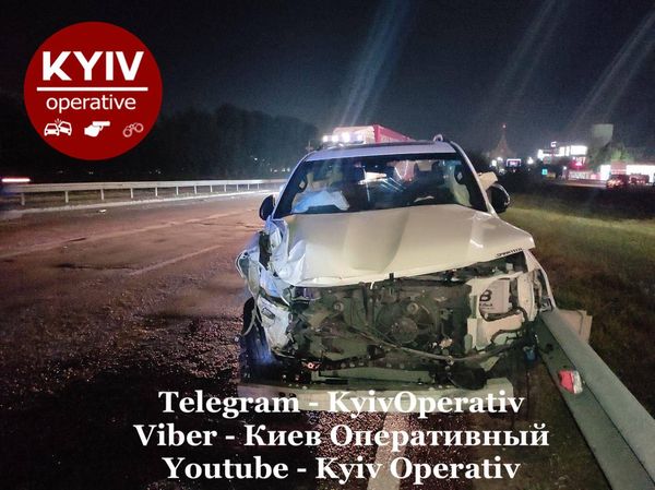 В Киеве пьяный механик СТО врезался на угнанном авто в отбойник (ФОТО)