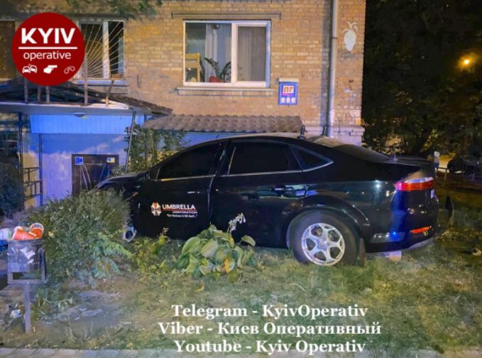 На Печерске в Киеве Ford от удара Peugeot влетел в клумбу (ФОТО)