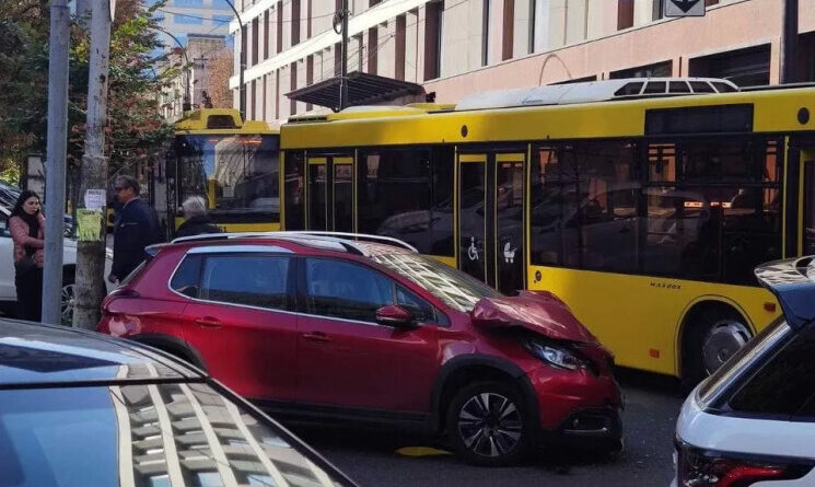 В Киеве водитель Peugeot врезался в школьный автобус (ФОТО)