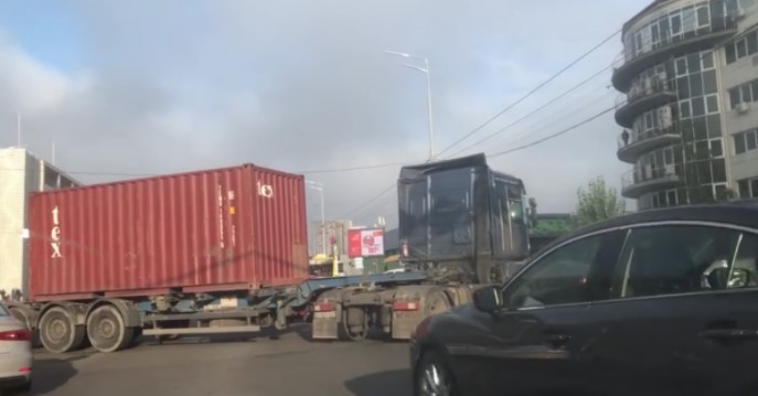 В Киеве водитель грузовика заблокировал движение на перекрестке в час пик (ФОТО, ВИДЕО)