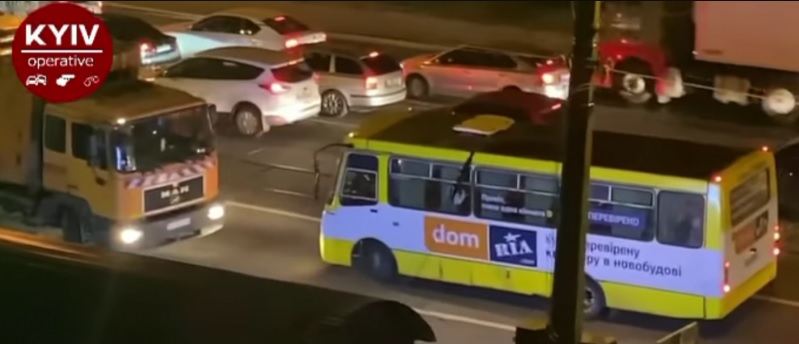 В Киеве водитель маршрутки перекрыл дорогу мусоровозу (ФОТО, ВИДЕО)