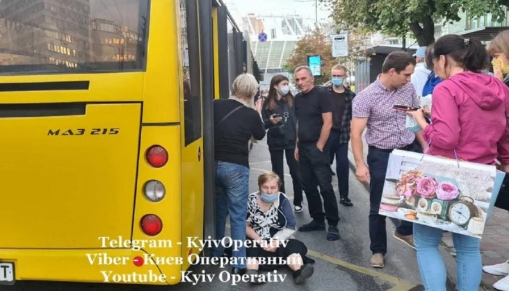 В Киеве водитель маршрутки протащил пенсионерку по дороге (ФОТО)