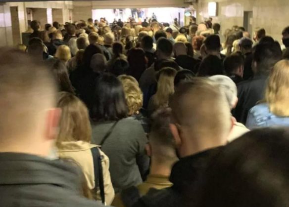 В киевском метро на Позняках образовалась давка (ФОТО, ВИДЕО)