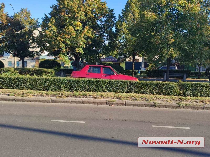 В Николаеве «Славута» после столкновения с Mazda вылетела на газон (ФОТО) 