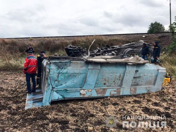 В Николаевской области локомотив перевернул грузовик: есть жертвы (ФОТО)
