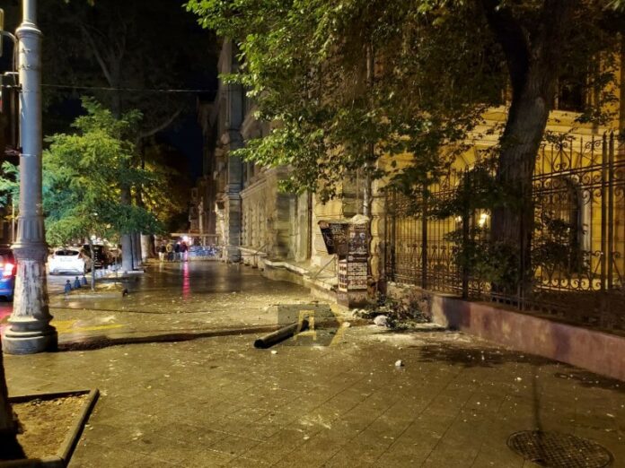 В Одессе обрушилась часть фасада старинного здания (ФОТО)