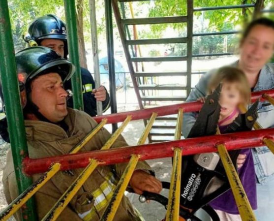 В Одессе девочка застряла в металлической конструкции на детской площадке (ФОТО)