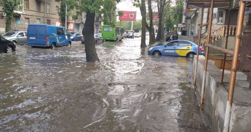 В Одессе улицы превратились в реки из-за мощного ливня (ВИДЕО)