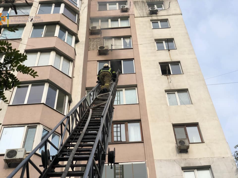 В Одессе в высотном доме горела квартира: подробности (ФОТО)