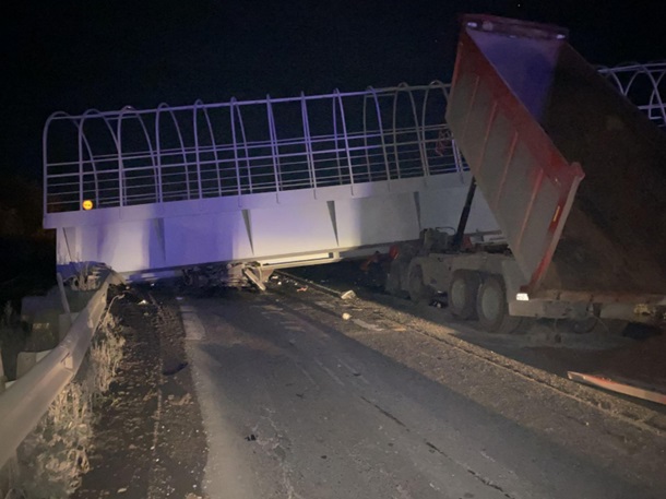 В России грузовик обрушил мост, есть погибшие (ФОТО)