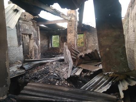 В Изюме горело общежитие: огонь уничтожил крышу и целый этаж (ФОТО, ВИДЕО)