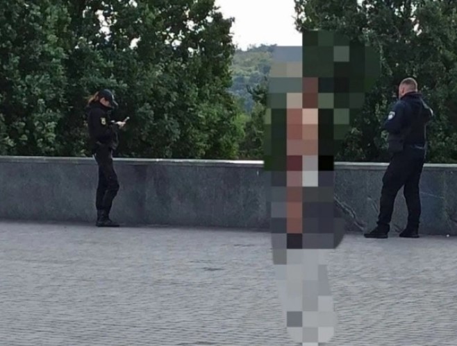 В Запорожье голый мужчина гулял по парку (ФОТО,ВИДЕО)