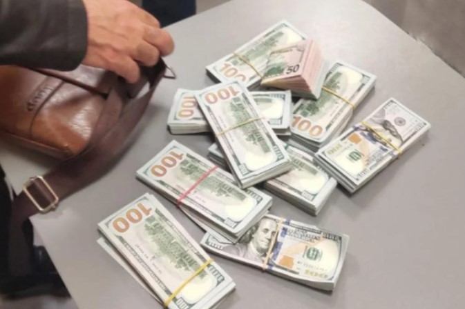 В аэропорту «Одесса» иностранец пытался скрыться с кучей денег (ФОТО)