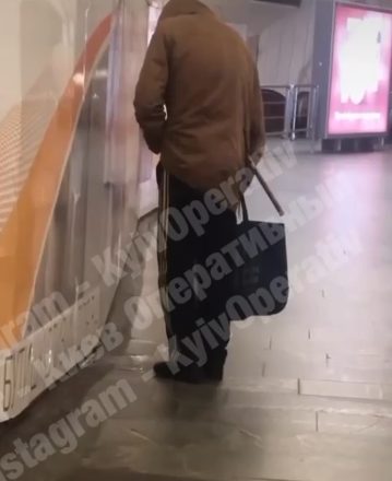 В столичном метро мужчина справил нужду прямо на станции (ФОТО, ВИДЕО)