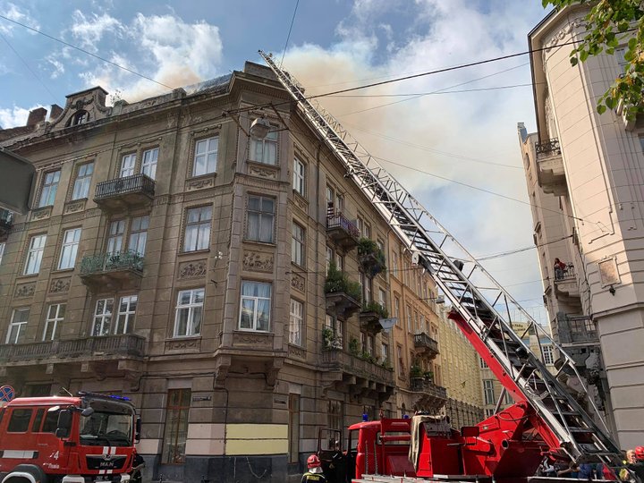 В центре Львова загорелся памятник архитектуры (ФОТО, ВИДЕО)