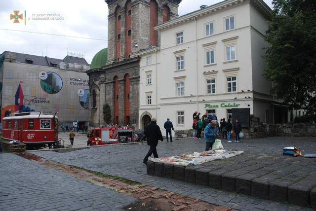 В центре Львова женщина провалилась в трехметровую яму (ФОТО)