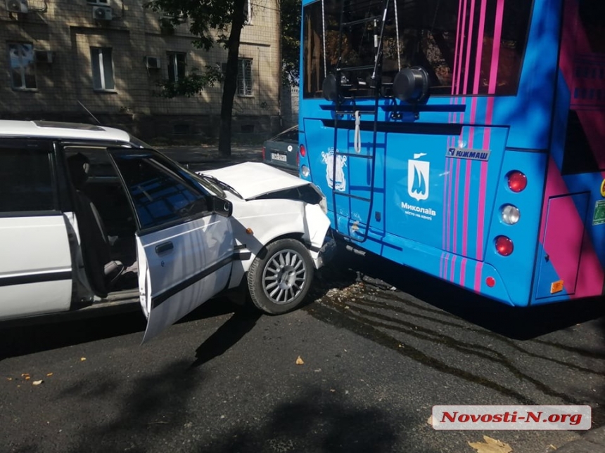 В центре Николаева Nissan врезался в троллейбус, есть пострадавшие (ФОТО)