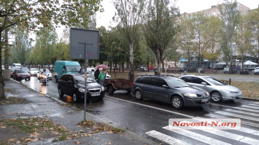 В центре Николаева столкнулись три авто (ФОТО)