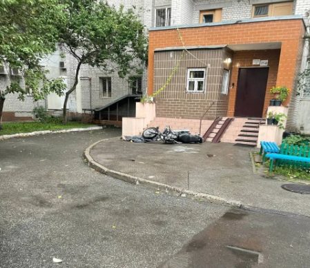 Возле подъезда в Дарницком районе столицы обнаружили труп мужчины с мотоциклом (ФОТО)
