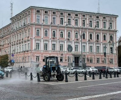 Возле Главного управления полиции в Киеве прорвало трубу (ФОТО)