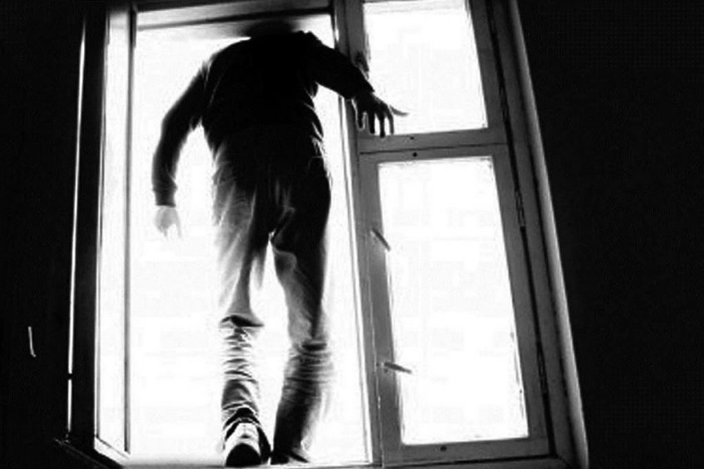 Сломал ноги: Из окна второго этажа в Запорожье выпал подросток