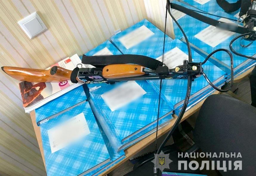 В Полтаве девушка открыла стрельбу из арбалета на территории школы: ранены два учителя (ФОТО)