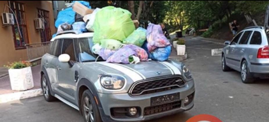 На Печерске в Киеве завалили мусором авто «героя парковки» (ФОТО, ВИДЕО)