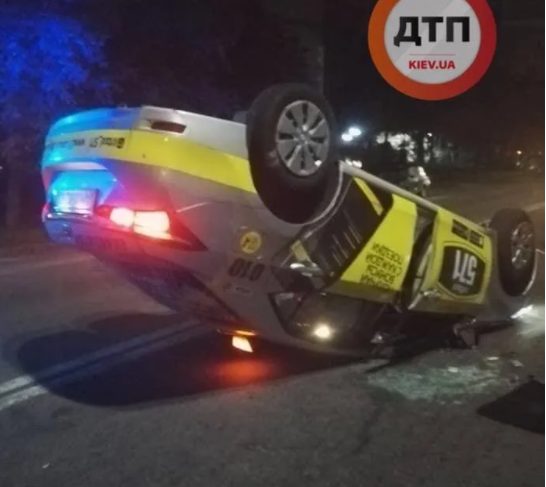 В Киеве таксист уснул за рулем и перевернул авто: есть пострадавшие (ФОТО)