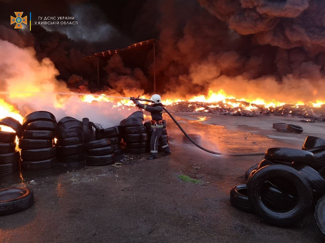 В Киевской области горели 10 тысяч шин, ликвидация огня продолжалась почти шесть часов