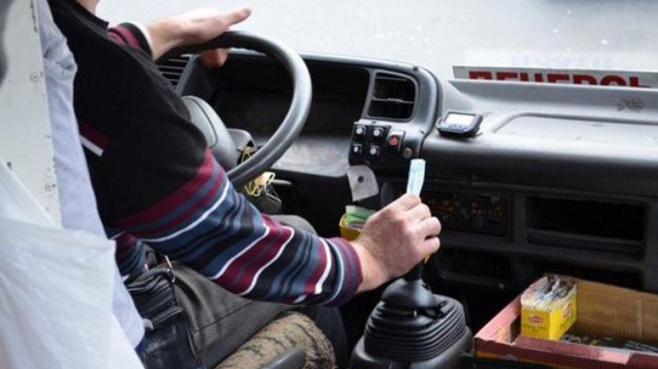  В Киеве водитель за рулем маршрутки смотрел передачи по телефону (ВИДЕО)