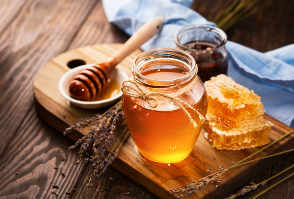 Начали добавлять известь: стало известно, как купить качественный мед