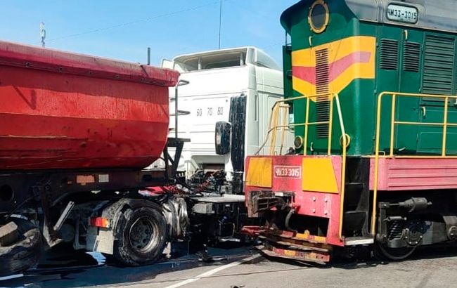 В Киевской области поезд столкнулся с грузовиком