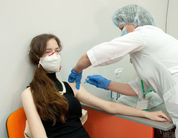 Медик прокомментировала массовую вакцинацию в Украине