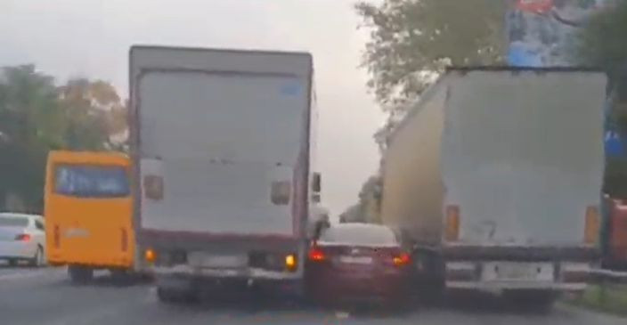 На Одесской трассе Hyundai застрял между фурами (ФОТО, ВИДЕО)