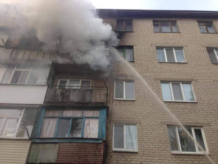 В Киеве горела многоэтажка: погибла женщина