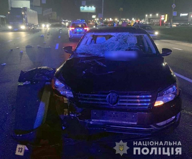 В Киеве автомобиль насмерть сбил женщину, которая переходила дорогу на красный свет (ФОТО)