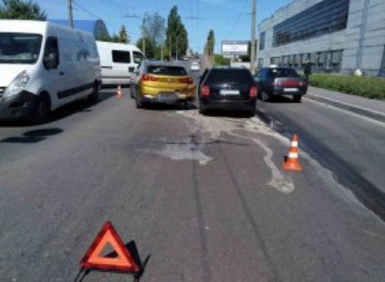 В Сумах столкнулись Volkswagen и BMW: двое пострадавших (ФОТО)
