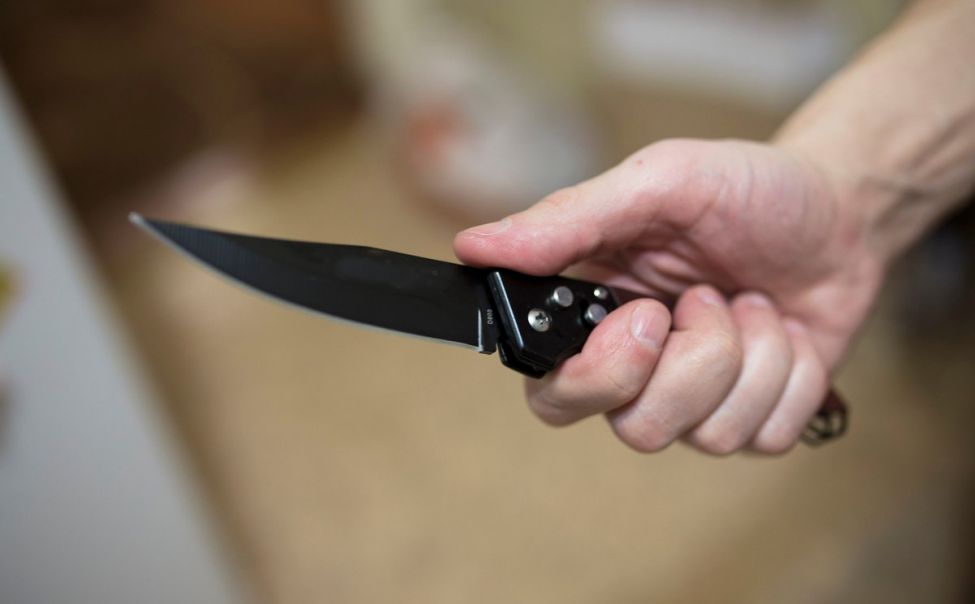 В Одессе 17-летний студент ударил ножом мужчин, которые мусорили в сквере