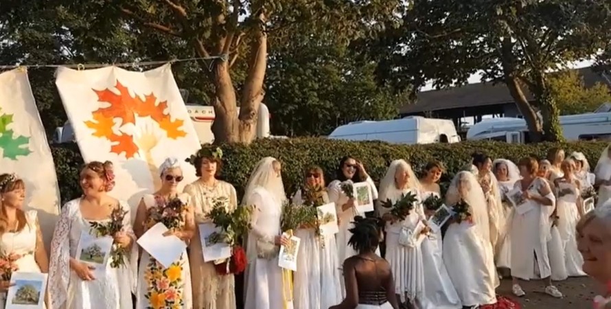 70 британок «вышли замуж» за деревья (ФОТО, ВИДЕО)