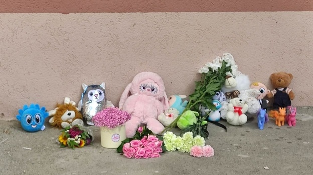 На Закарпатье простились с девочкой, которую забил до смерти отчим: мать на похоронах не появилась