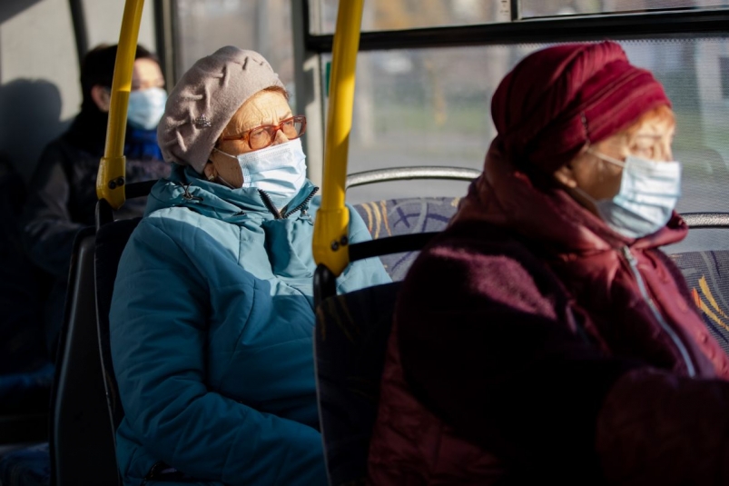 В Запорожье люди выгнали из маршрутки пассажира без маски
