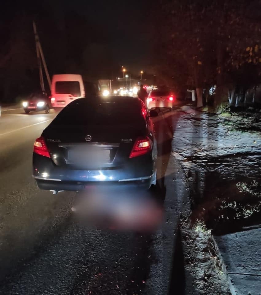 Под Киевом Peugeot сбил пенсионерку, а Nissan наехал на нее (ФОТО)