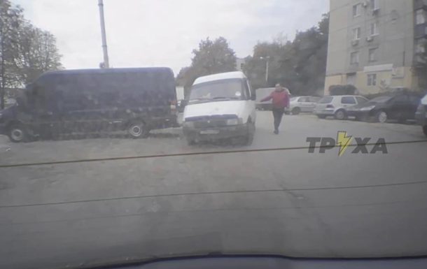 В Харькове мужчина &#171;взял зарплату&#187; микроавтобусом с картошкой (ВИДЕО)