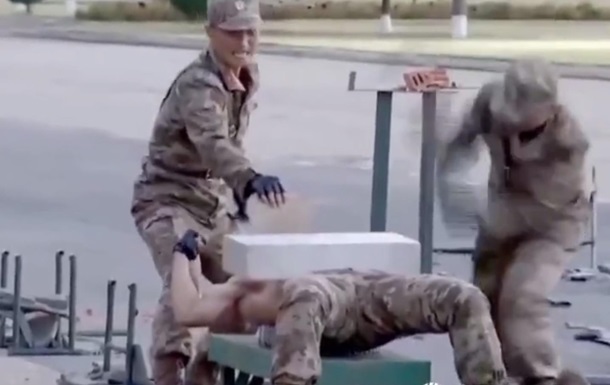 Северокорейские солдаты ломали головой бетон (ФОТО, ВИДЕО)