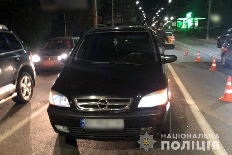 В Тернополе пьяная автоледи после ДТП атаковала патрульное авто (ФОТО)