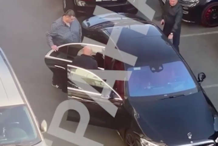 «Авто слишком тесное»: Нардепа «Юзика» запечатлели за посадкой в дорогой Mercedes (ФОТО, ВИДЕО)